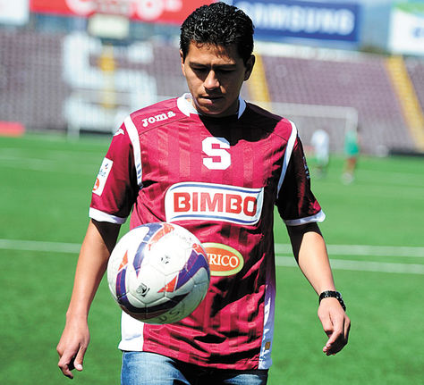 Presentación. Saucedo hace juego con el balón en el estadio del Saprissa.