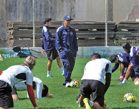 Técnico. Vladimir Soria (centro) dirige una práctica anterior en el estadio de Tembladerani.