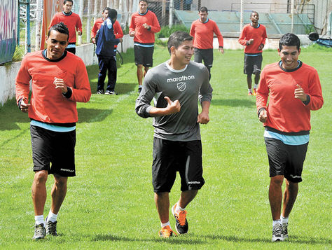 En Tembladerani. Ferreira (izq.) trota junto a sus compañeros Quiñónez y Miranda en el entrenamiento de ayer de Bolívar