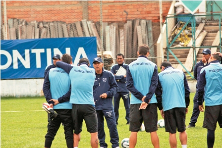 Jugadores-de-Bolivar-apoyan-a-Vladimir-Soria