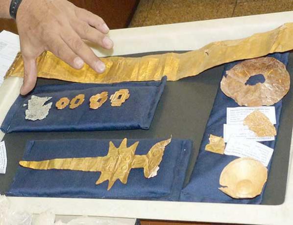 Piezas laminadas de oro en exposición. UMss