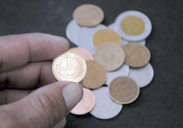 Las monedas de 10 centavos tienen un color cobre, en su mayoría. dico solÍz