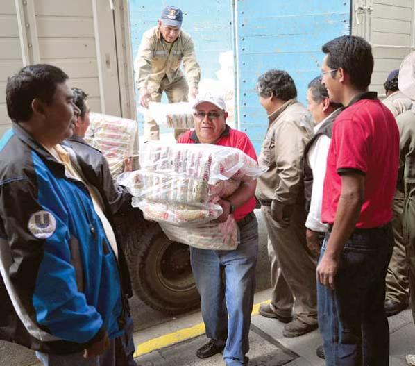 Trabajadores fabriles realizan la descarga de las 10 toneladas de ayuda ayer en la Gobernación. benjamín james