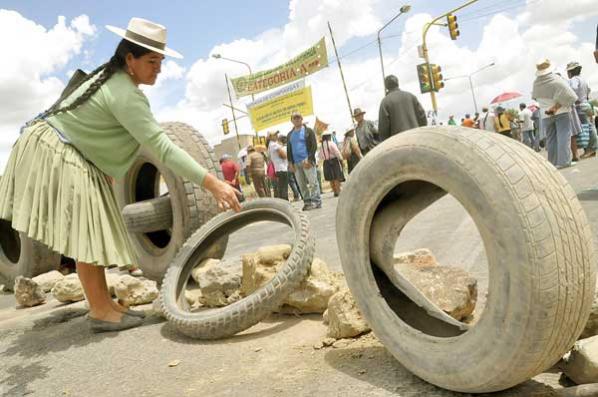 La instalación del bloqueo, pasado el medio día, ayer. RUBÉN RODRÍGUEZ
