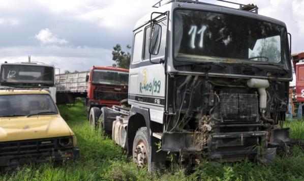 El robo de piezas de vehículos (arriba).