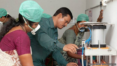 Muruganantham enseñando a usar la máquina