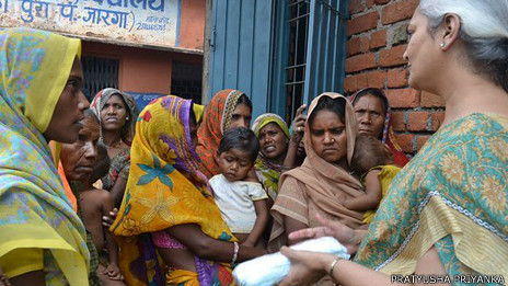 La directora de un colegio en Madhya Pradesh hablándole a las mujeres sobre higiene. 