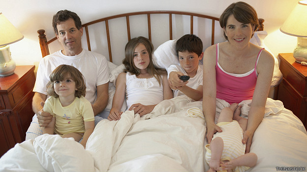 Familia numerosa en una cama