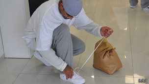 Deportado atando los cordones