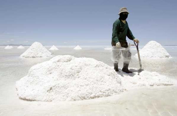 El Salar de Uyuni está entre las áreas de reserva estratégica, considerada por la futura norma minera. EFE