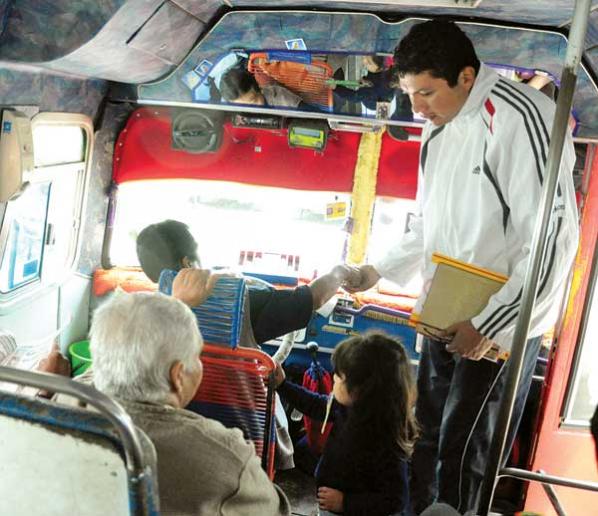 Los conductores todavía cobran una tarifa de 1.70 en el transporte urbano. ARCHIVO