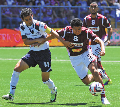 Batallador. Carlos Saucedo supera la marca de un rival en el partido ante el Cartaginés, el domingo.