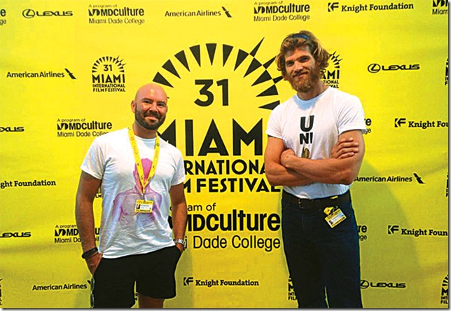 Bellott (izq.) junto al actor estadounidense Doug Porter, que interpreta a Isaac, el protagonista del filme.