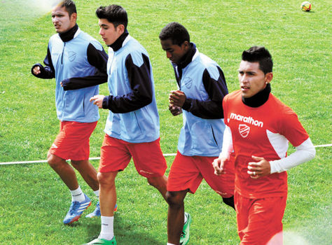 Celestes. Justiniano (izq.), Suárez, Arrascaita y Cardozo en la práctica de ayer en Tembladerani.