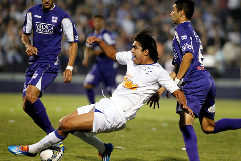 El jugador de Cruzeiro Marcelo Moreno (c) disputa el balón con Jorge Zeballos (d) de Defensor Sporting.