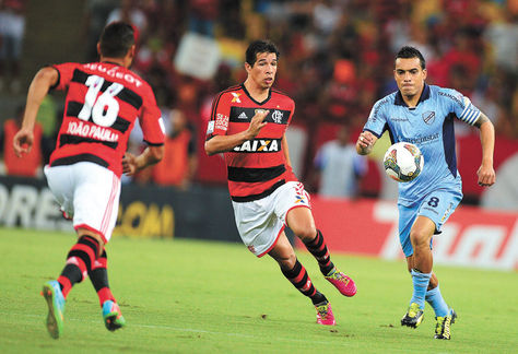 Empate. En la foto, una incidencia del partido entre Flamengo y Bolívar. Foto: Lance