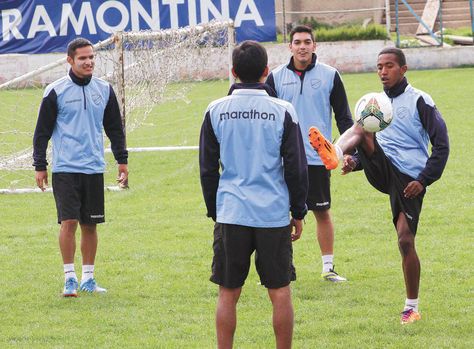 Justiniano (izq.), Zamora, Arrascaita y Maygua de espaldas en una práctica anterior de Bolívar en Tembladerani.