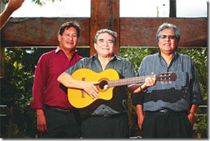 Los Cambitas (de izq. a dcha.) Elmer Suárez, Armando Terceros y Jorge Suárez, listos para la música