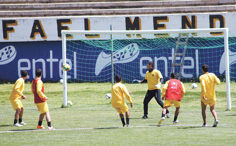 Práctica. Daniel Vaca (centro) custodia uno de los arcos durante el entrenamiento de ayer. Varios de sus compañeros completan la escena. Foto: Marcos Bonilla 