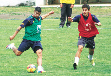 Práctica. Gabriel Ríos (izq.) intenta rematar ante la marca de Víctor Hugo Melgar.