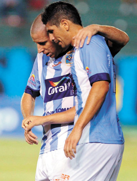 Serenos. Sergio Almirón (izq.) abraza a un compañero suyo. Foto: AFKA
