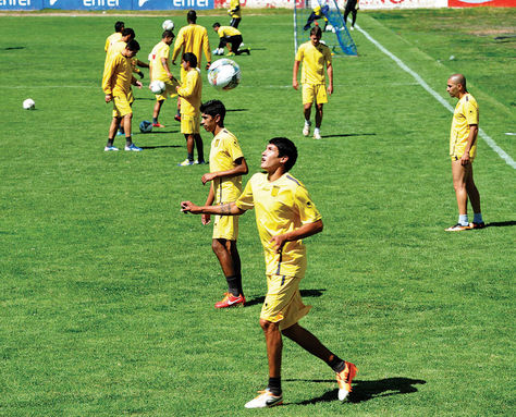 Los jugadores de The Strongest, ayer durante el calentamiento en el estadio Rafael Mendoza, de Achumani. FOTO: EDUARDO SCHWARTZBERG