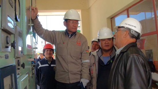 Técnicos chinos y el ministro Virreira en la planta Karachipampa.