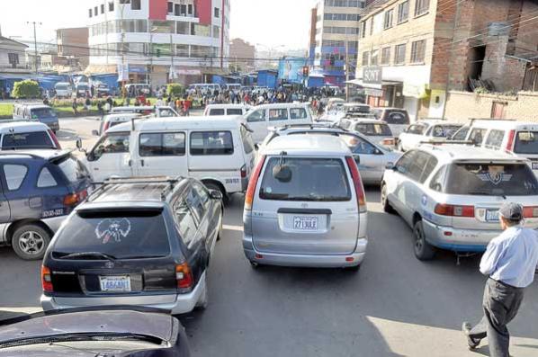 Los choferes del transporte libre cerraron las calles adyacentes a la Ayacucho y Esteban Arze, ayer. RUBÉN RODRÍGUEZ