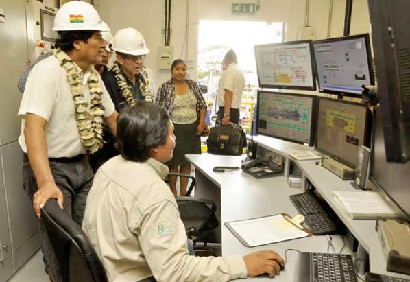 El presidente Evo Morales en la sala de control de las turbinas de la Central Eléctrica Bulo Bulo. R. RODRÍGUEZ