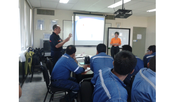 Franceses capacitan a trabajadores de YPFB