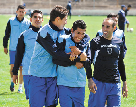 Alegría. Cabrera abraza a Miranda y Sánchez sonríe, poco antes de la práctica académica de ayer.