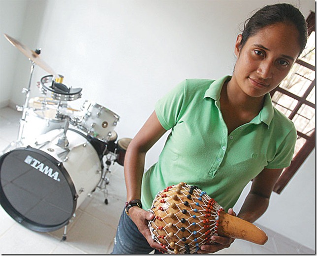 Ana Lucía en el estudio de su casa. Tiene varios proyectos musicales aparte de la Orquesta Municipal.