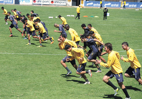 Atigrados. Los jugadores en Achumani trabajan de cara al partido que hoy —ante el Atlético Paranaense brasileño— definirá su futuro en la Copa Libertadores de América.
