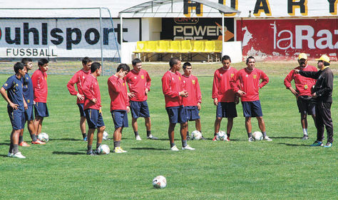 Atigrados. Eduardo Villegas (der.), con el preparador físico Jaime Jiménez a su lado, da instrucciones a sus jugadores en el entrenamiento.