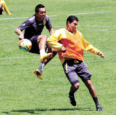 Atigrados. Luis Melgar (izq.) disputa un balón con Marcos Paz en una práctica.