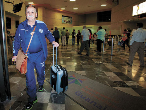 Azkargorta. El técnico de Bolívar en la ciudad de León, donde el celeste se presentó dos veces por la Copa.