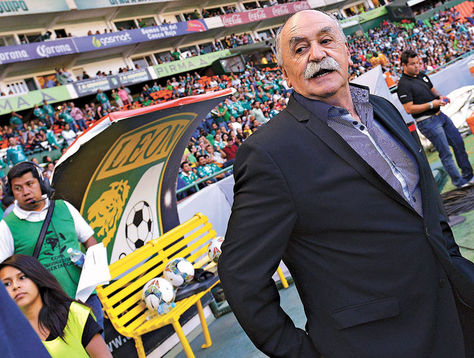 Azkargorta. El entrenador de Bolívar, Xabier Azkargorta, el momento en que hizo su ingreso a la cancha del estadio Nou Camp de León.