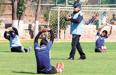 Labor. Bolívar trabajó ayer por la mañana en Campo Verde. El DT Xabier Azkargorta dirige mientras ejercitan Leandro Maygua (der.), Wálter Flores (de espadas) y Vladimir Soria.