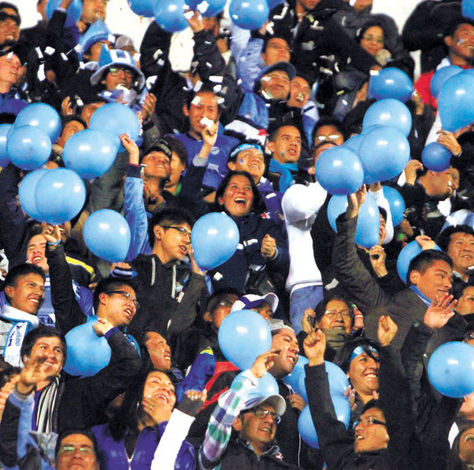 Celestes. Globos, cánticos y alegría, los académicos celebraron el pase.