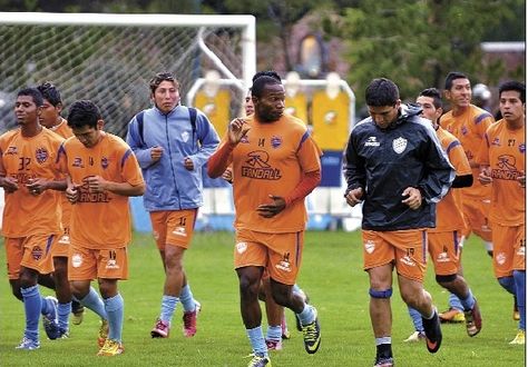 Celestes. Integrantes de Aurora en un entrenamiento en Cochabamba. Hoy tienen un partido difícil. Foto: Fernando Cartagena 