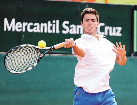 Devolución. Lanza devuelve la pelota a su rival en un partido de la Copa La Razón, que comenzó ayer en instalaciones del Club de Tenis La Paz.