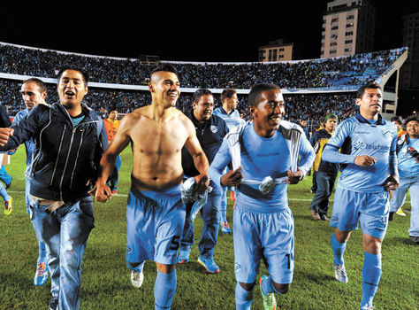 Emocionados. Gutiérrez, Arrascaita, Álvarez y el resto de sus compañeros se dirigen a saludar a la Norte.