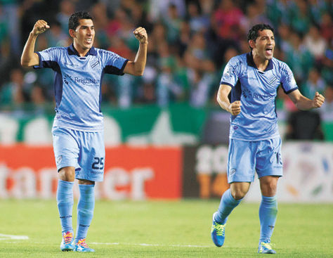 Festejo. Damir Miranda y Wálter Flores celebran, al término del partido, el empate con León en México.