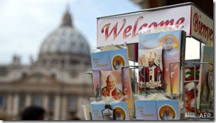 Juan Pablo II sigue siendo uno de los íconos más populares en los souvenirs vaticanos.
