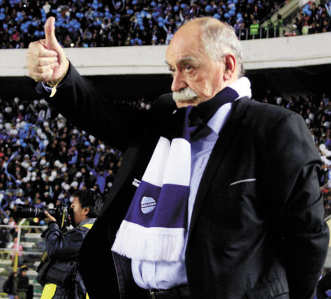 Técnico. Azkargorta aprueba con el pulgar la producción del equipo.