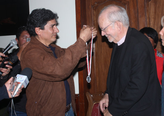 Félix Gonzáles entrega el reconocimiento a Anthony Lake.