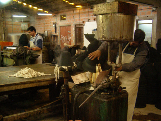 INDUSTRIA. Los artículos de sombreros y fustes del Departamento figuran entre las principales exportaciones de la región en productos no tradicionales, seguido del rubro de la industria alimentaria.