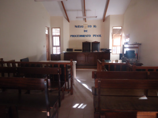 AUDIENCIA. El juicio oral se desarrolla en el salón de la parroquia de Padilla y no en este tribunal que quedó muy chico (foto).