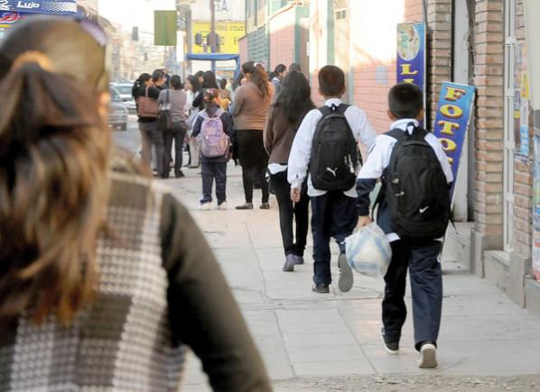 Estudiantes están expuestos a diversos peligros dentro y fuera de sus escuelas. archivo