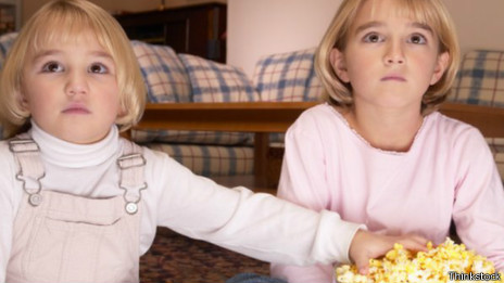 Niñas mirando la televisión